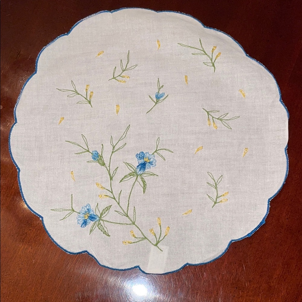 Embroidered Floral Napkin Set